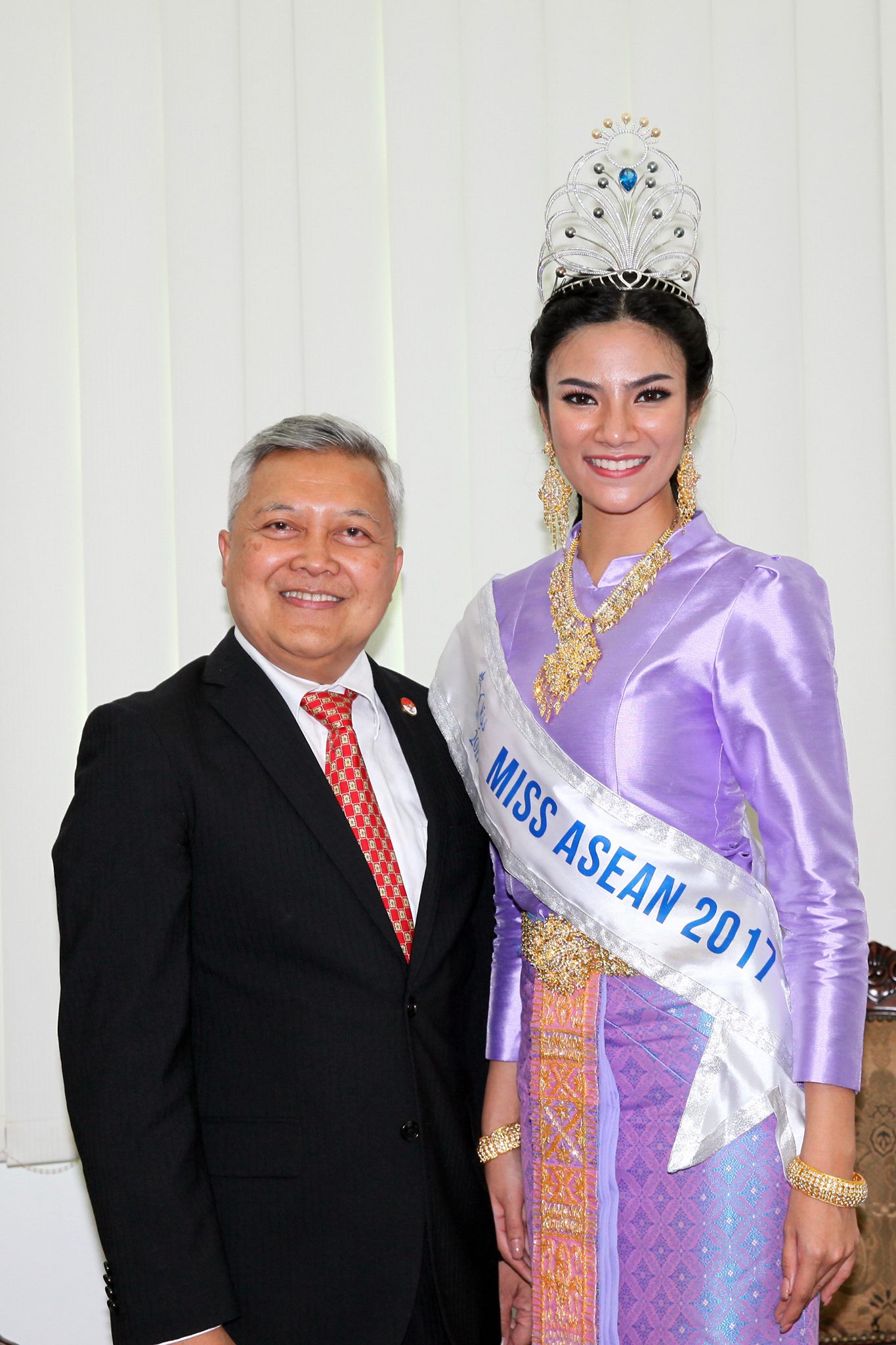 Ngài Ibnu Had chụp ảnh cùng hoa hậu Hoa hậu Hữu nghị ASEAN 2017 