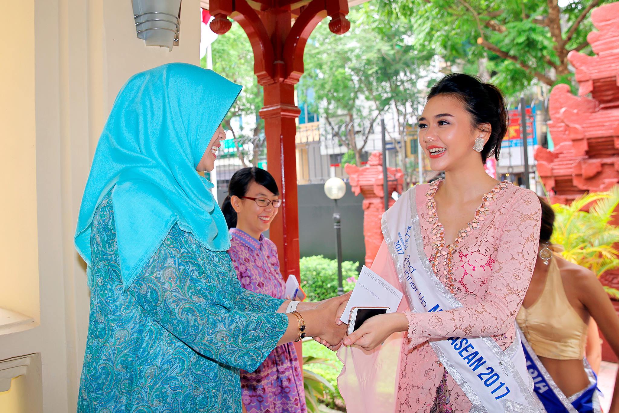 Nhân viên đại sứ chúc mừng Á hậu 2 Benedicta Heda Mercy Charis (Indonesia) 