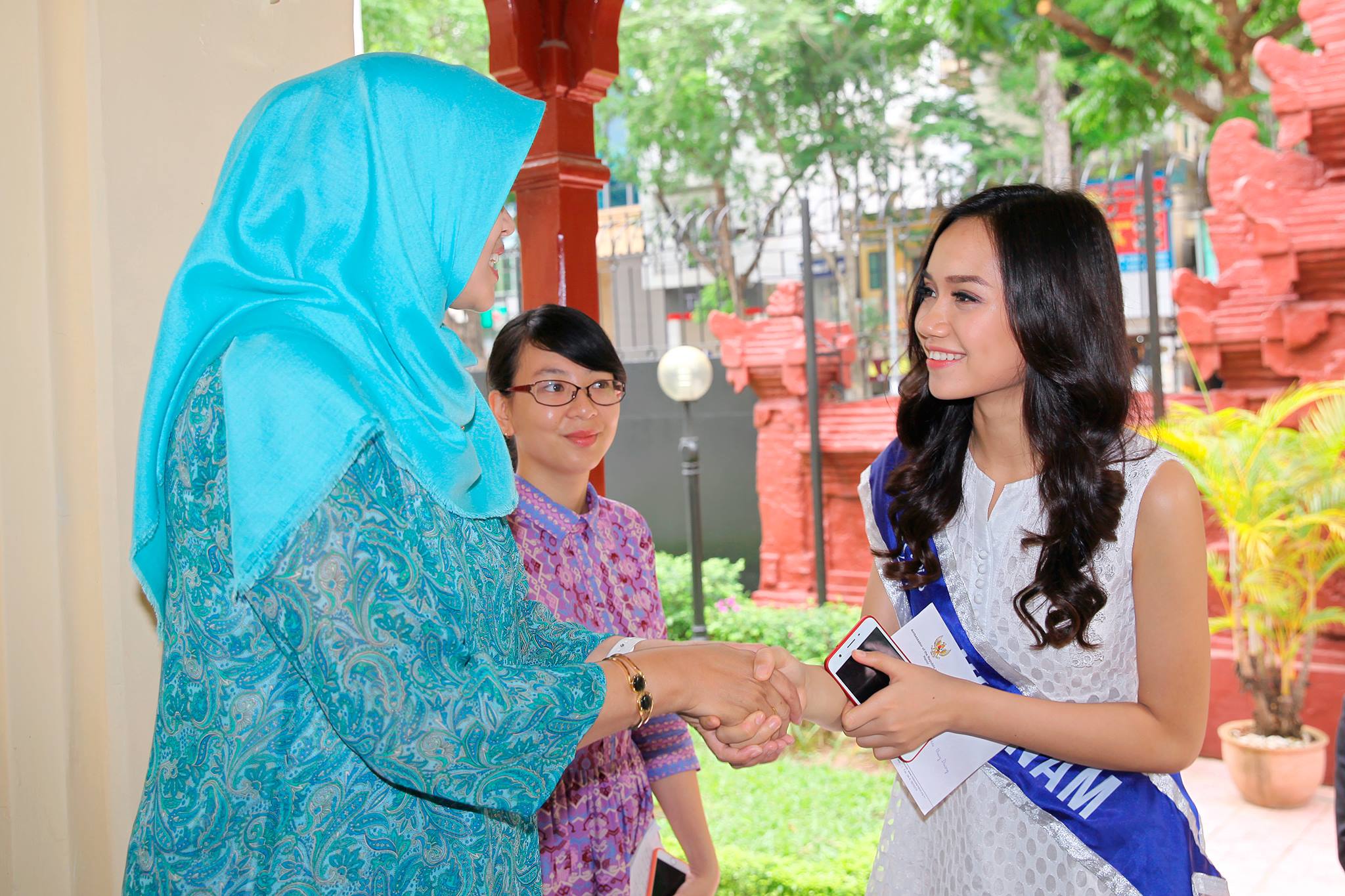Nhân viên đại sứ tiếp đón người đẹp Tô Mai Thuỳ Dương - Top 10 Miss ASEAN Frendship 2017