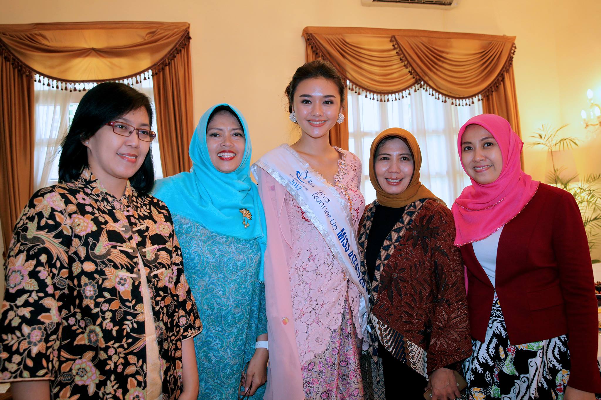 Nhân viên Đại sứ chụp ảnh cùng Á hậu 2 Benedicta Heda Mercy Charis đến từ Indonesia