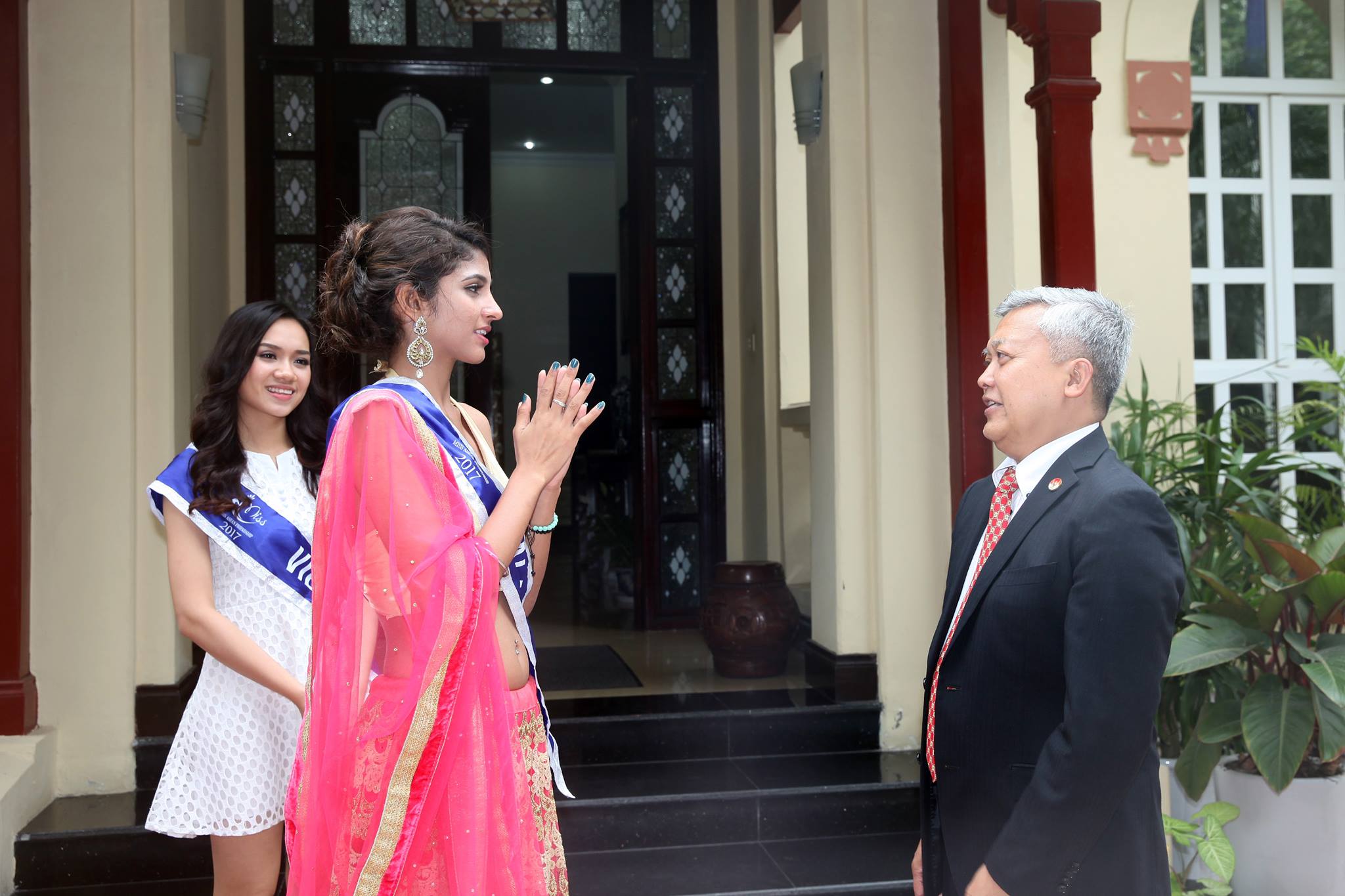 Ngài Ibnu Hadi chúc mừng người đẹp Tinaprit Kaur Dillon Balwant Singh đến từ Malaysia - Top 5 và là Người đẹp thân thiện của Miss ASEAN Frendship 2017