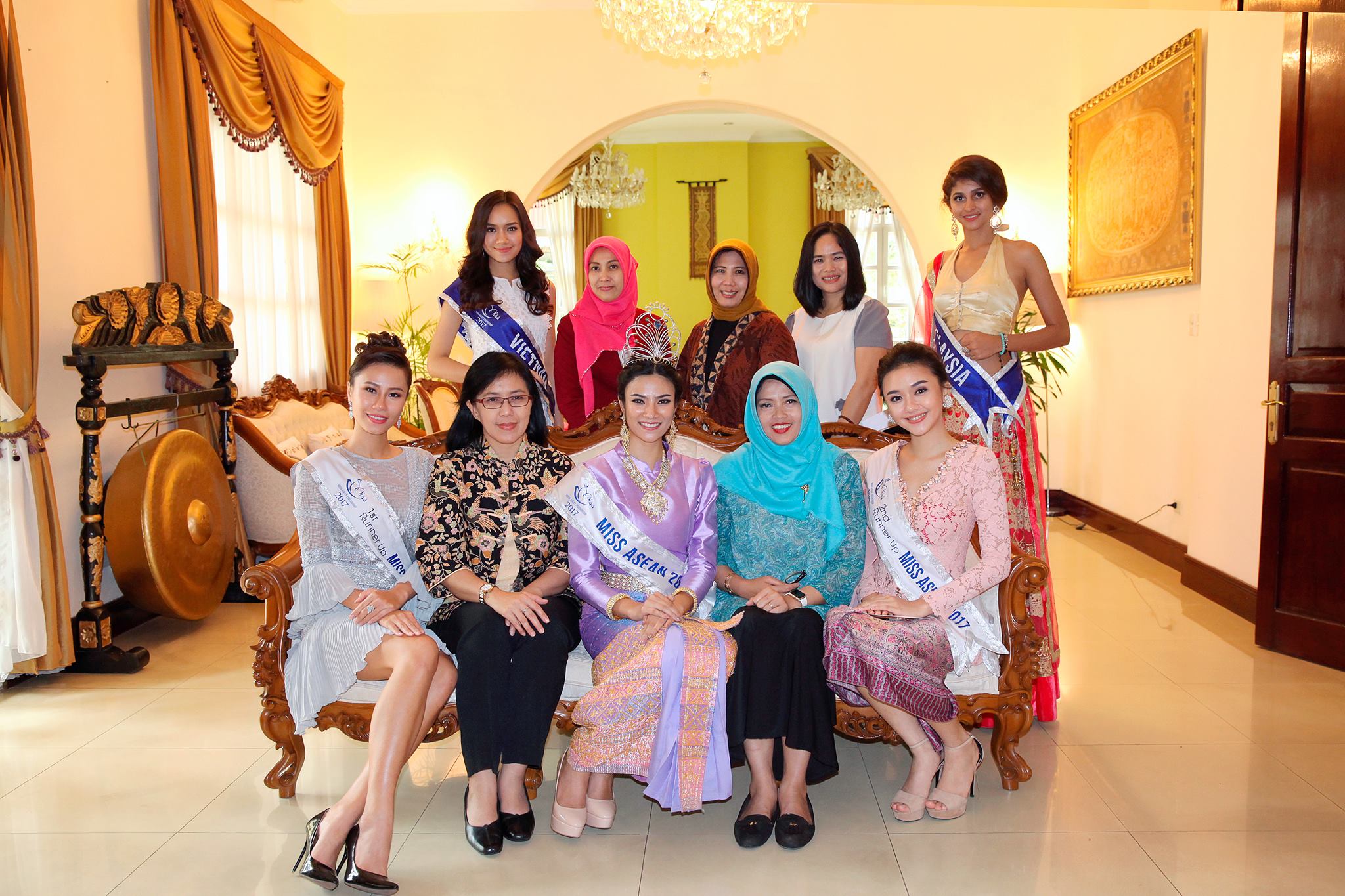Các người đẹp đều chụp ảnh cùng các nhân viên Đại sứ quán Indonesia