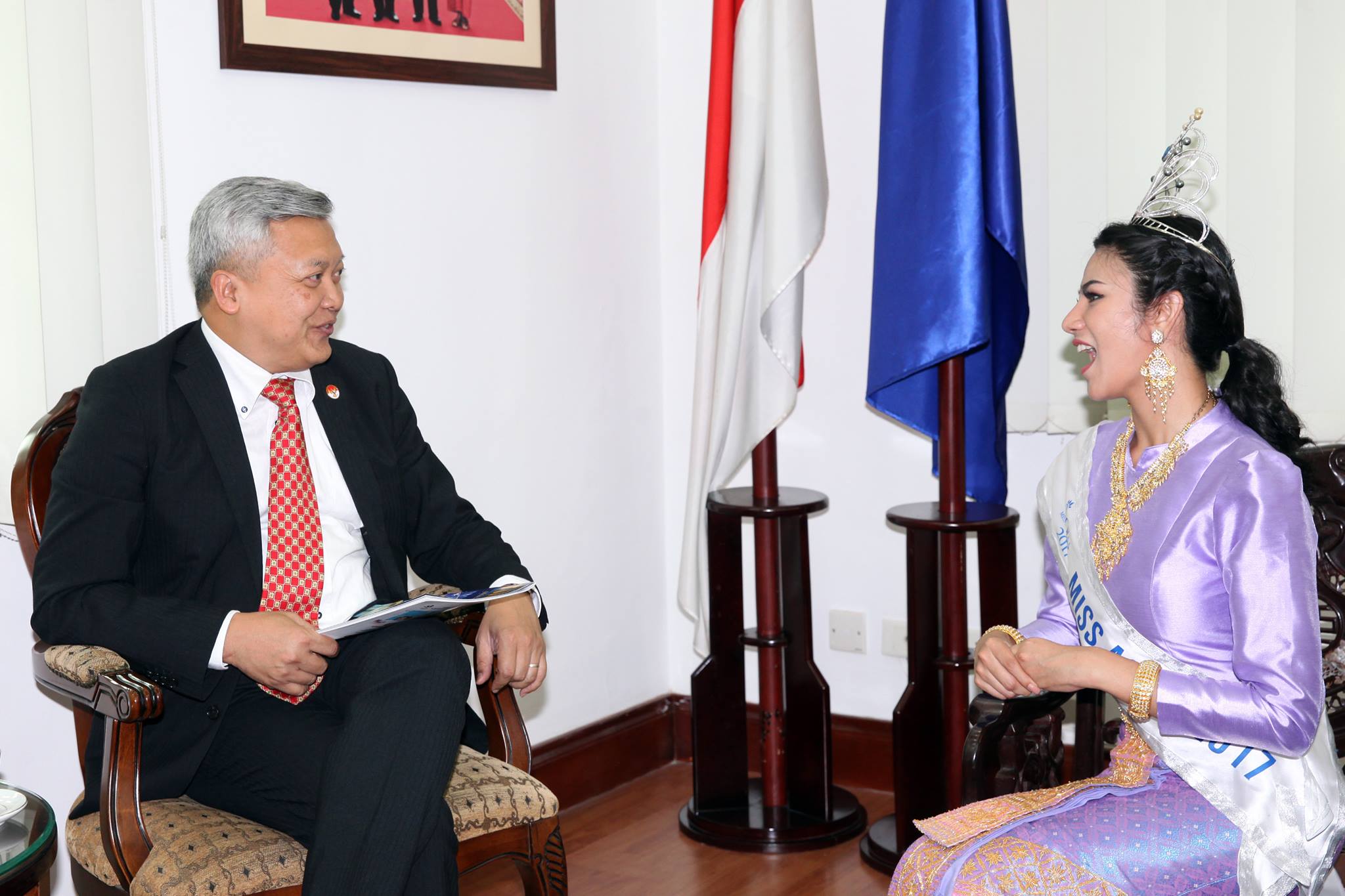 Hoa hậu Nuttanan Naree hào hứng trả lời các câu hỏi từ ngài Đại sứ