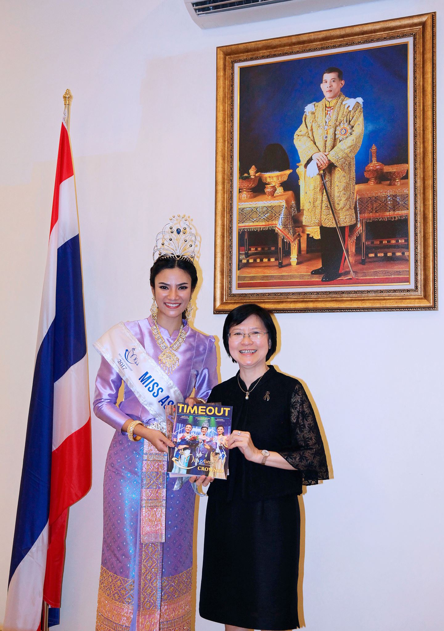 Hoa hậu Nuttanan Naree người Thái Lan tặng những ấn phẩm truyền thông chính thức cho bà Wanthanee Viputwongsakul