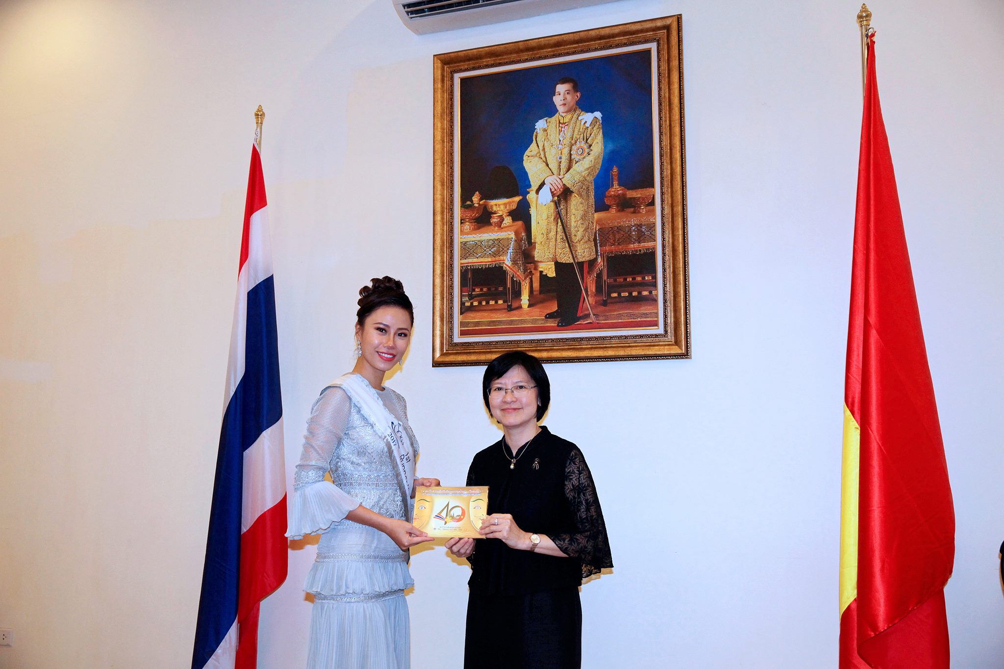  , Bà Wanthanee Viputwongsakul tặng quà lưu niệm cho Á hậu 2 Benedicta Heda Mercy Charis đến từ Indonesia