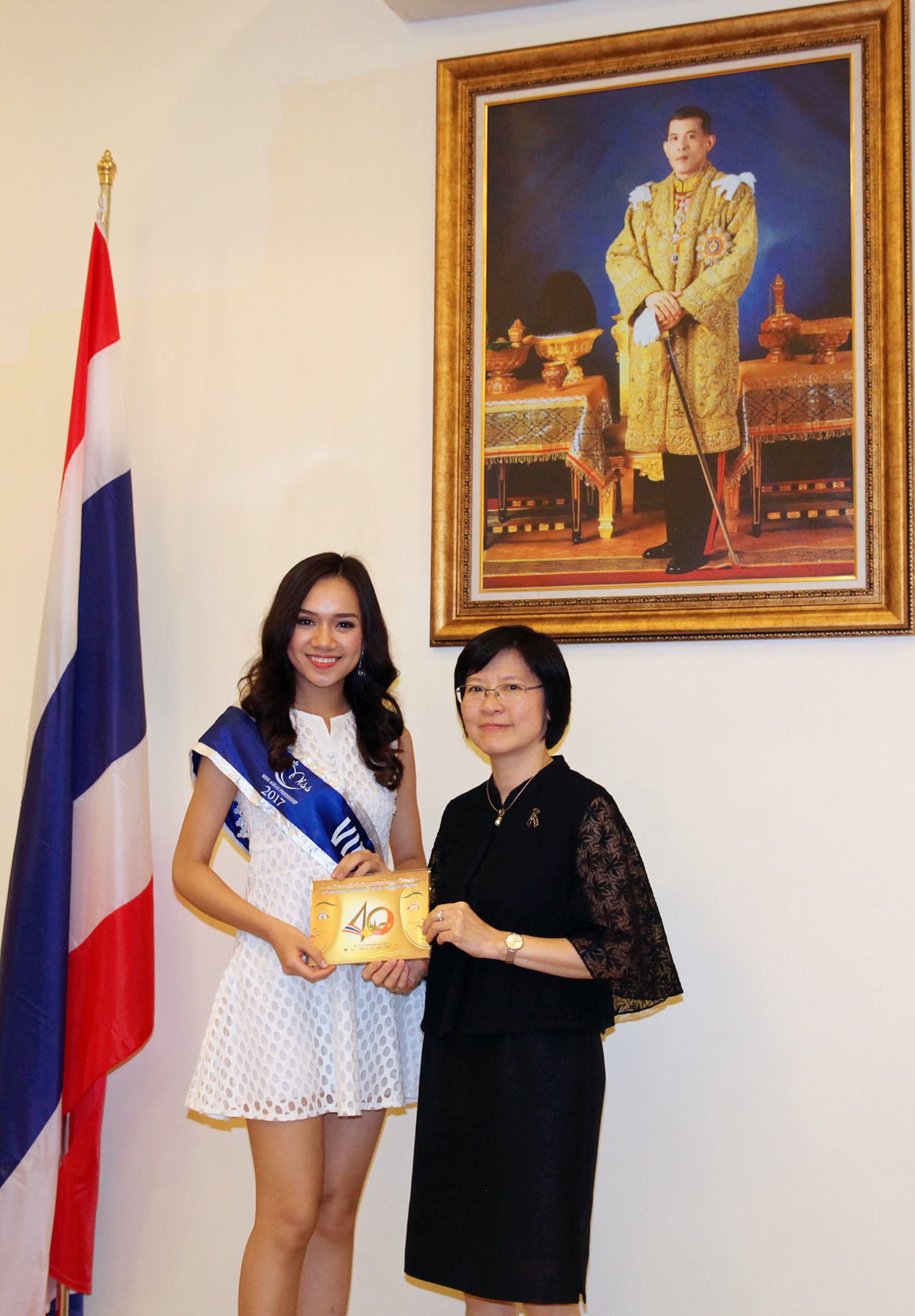  Bà Wanthanee Viputwongsakul tặng quà lưu niệm cho  Tô Mai Thuỳ Dương - Top 10 Miss ASEAN Frendship 2017