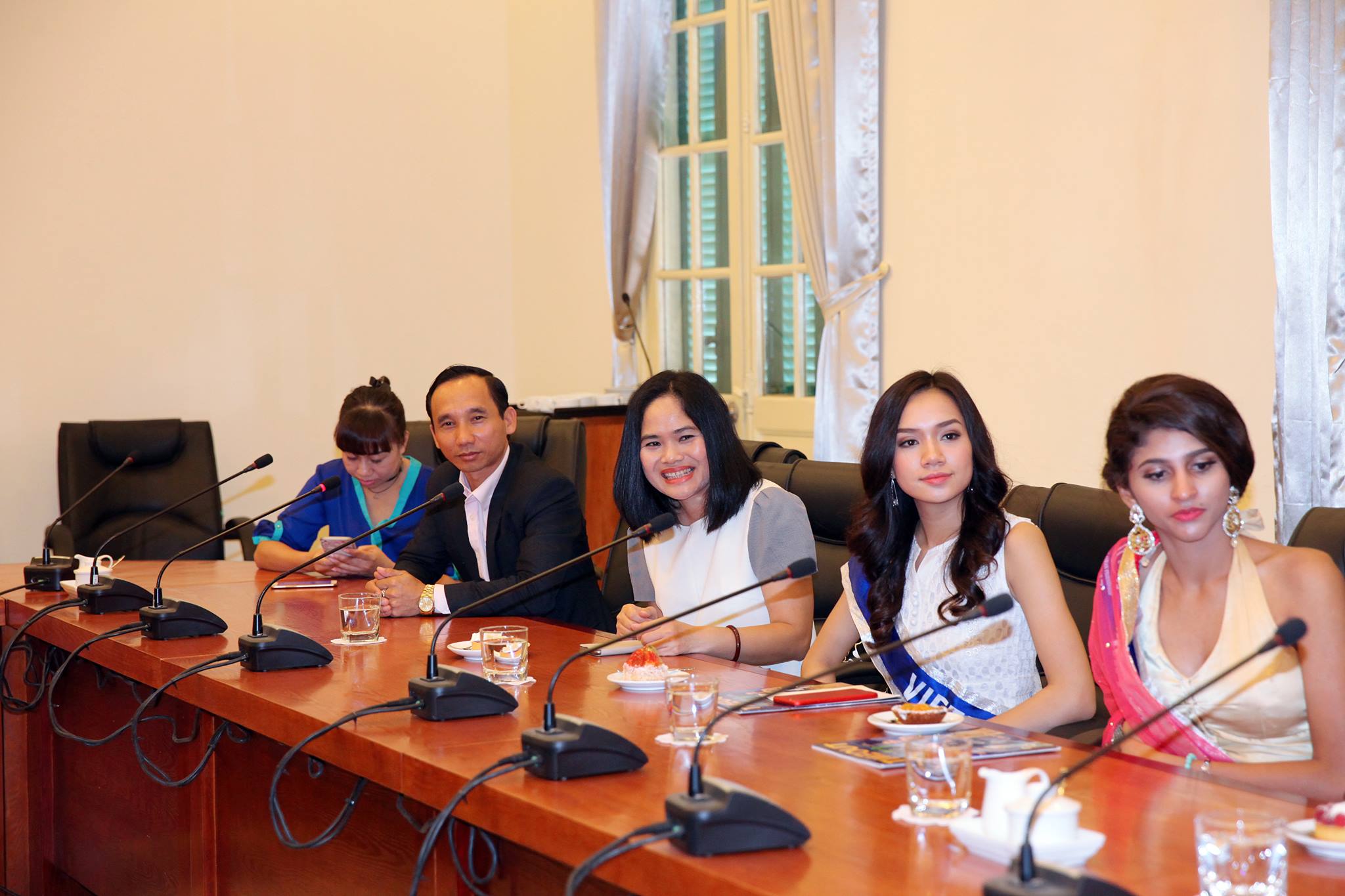 Đoàn Hoa hậu Hữu nghị ASEAN 2017 cùng cởi mở giao lưu với Đại sứ