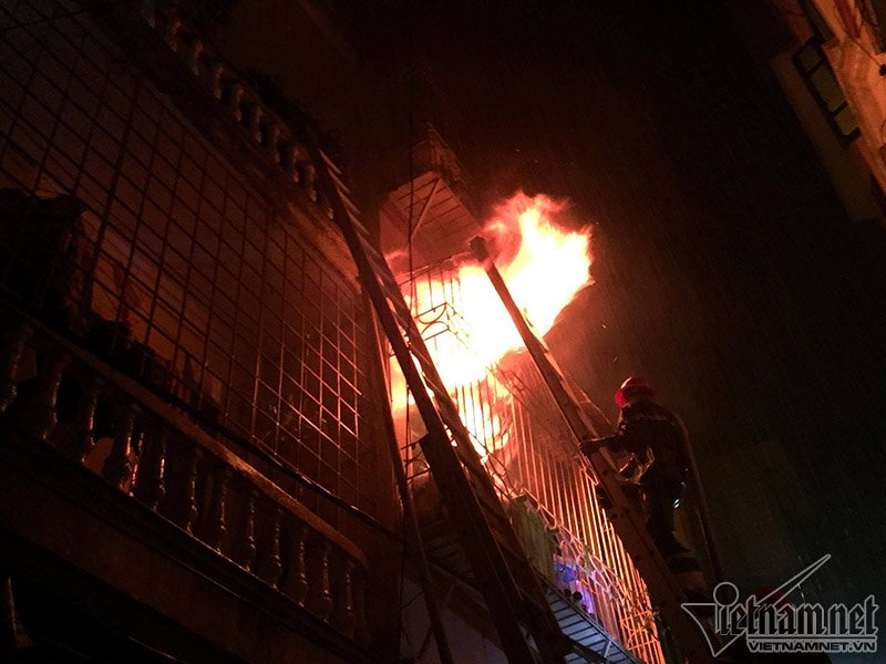Đám cháy bùng lên dữ dội ở cả 4 tầng ngôi nhà