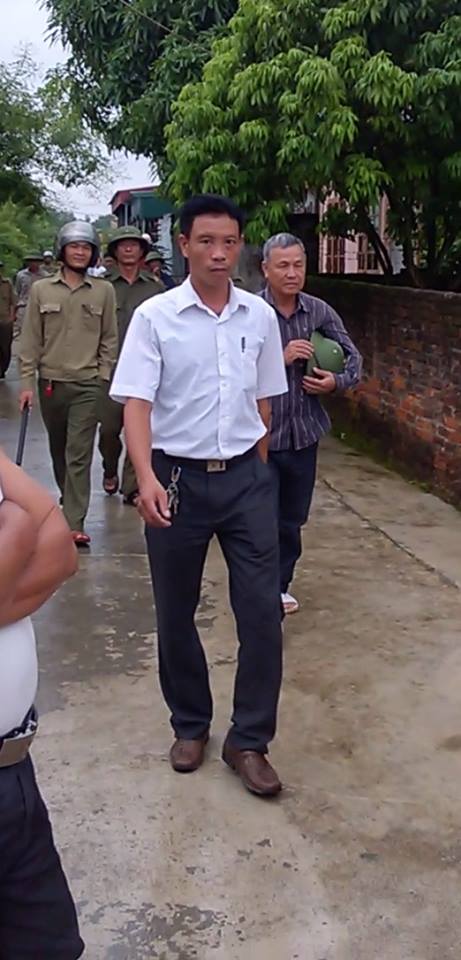 Ông Ngô Mạnh Hùng - Phó chủ tịch xã An Vũ dẫn đoàn đi thu nợ tiền điện 