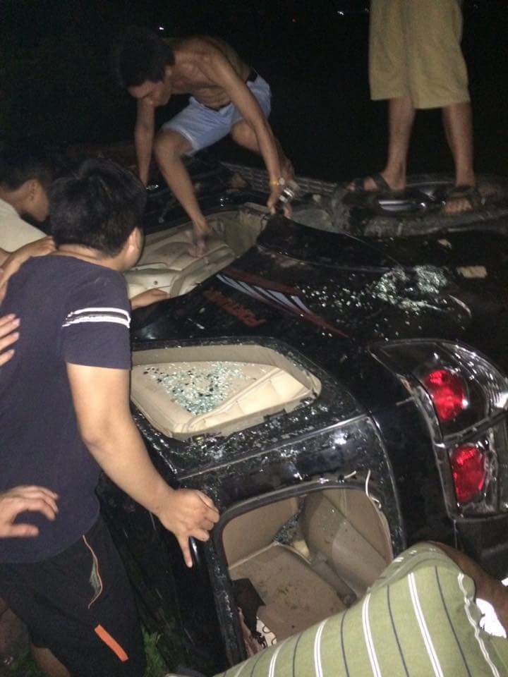 Chiếc xe ô tô bị người dân lật xuống ruộng và đập phá