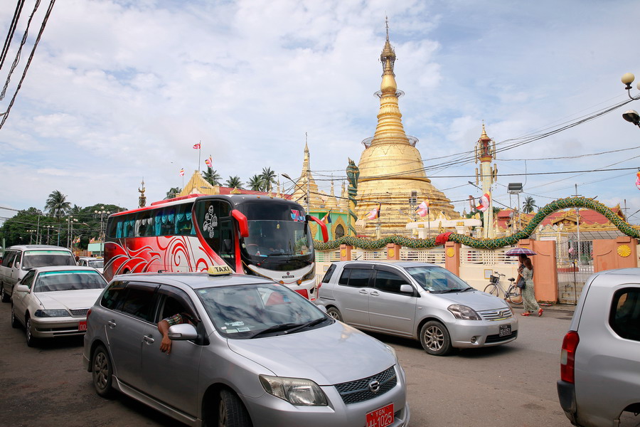 Ngôi chùa nằm bên bờ sông ở trung tâm thành phố Yangon, với độ cao 40 met, ngôi chùa Botataung được xếp vào 1 trong những ngôi chùa cao nhất thành phố. 