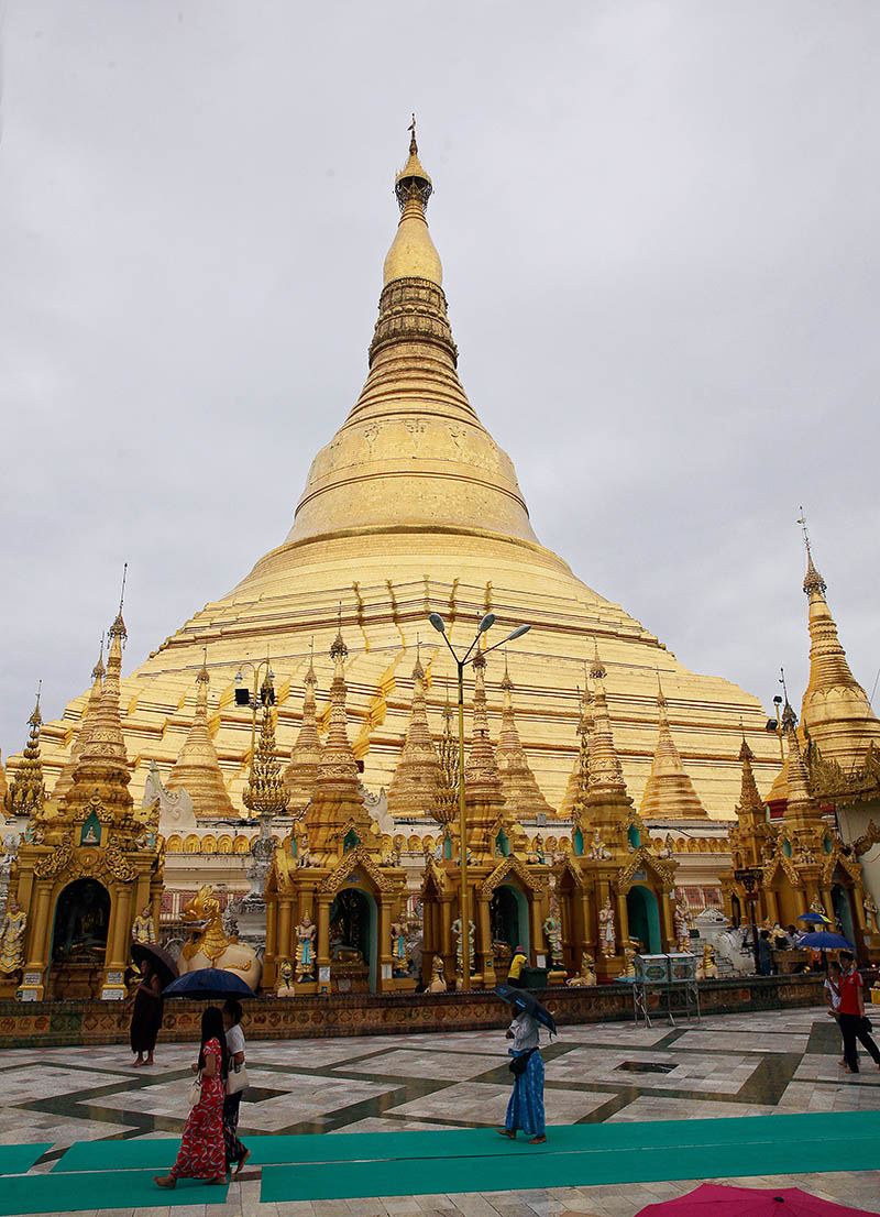 Chùa Shwedagon là kiệt tác kiến trúc của thành phố Yangon với thân và ngọn tháp dát vàng ròng, còn đỉnh gắn hàng nghìn viên kim cương và hồng ngọc.
