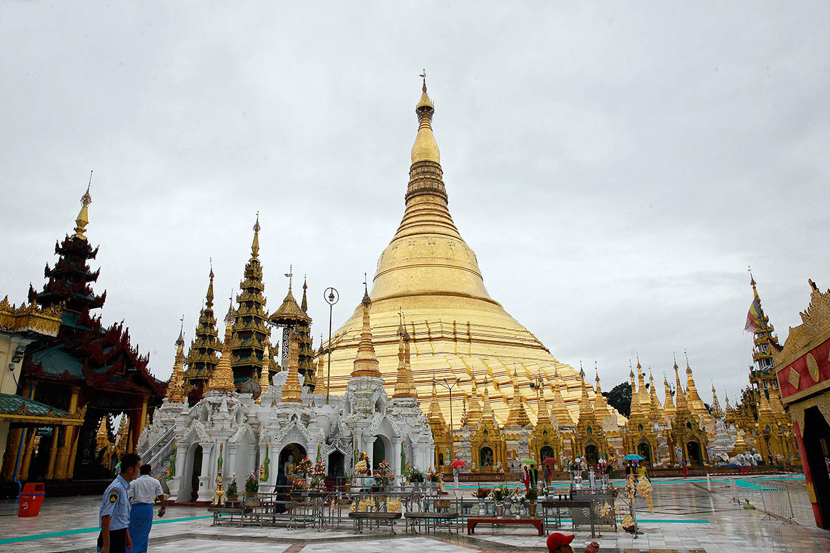 Là biểu tượng vàng của đất nước Myanmar, Shwedagon có tuổi đời hơn 2.500 năm, tương truyền nó ra đời trước khi Đức Phật Thích Ca qua đời.