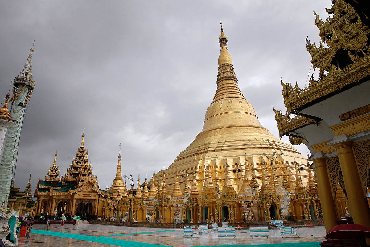 Chùa Shwedagon dát 90 tấn vàng và hàng nghìn viên kim cương ở Myanmar 