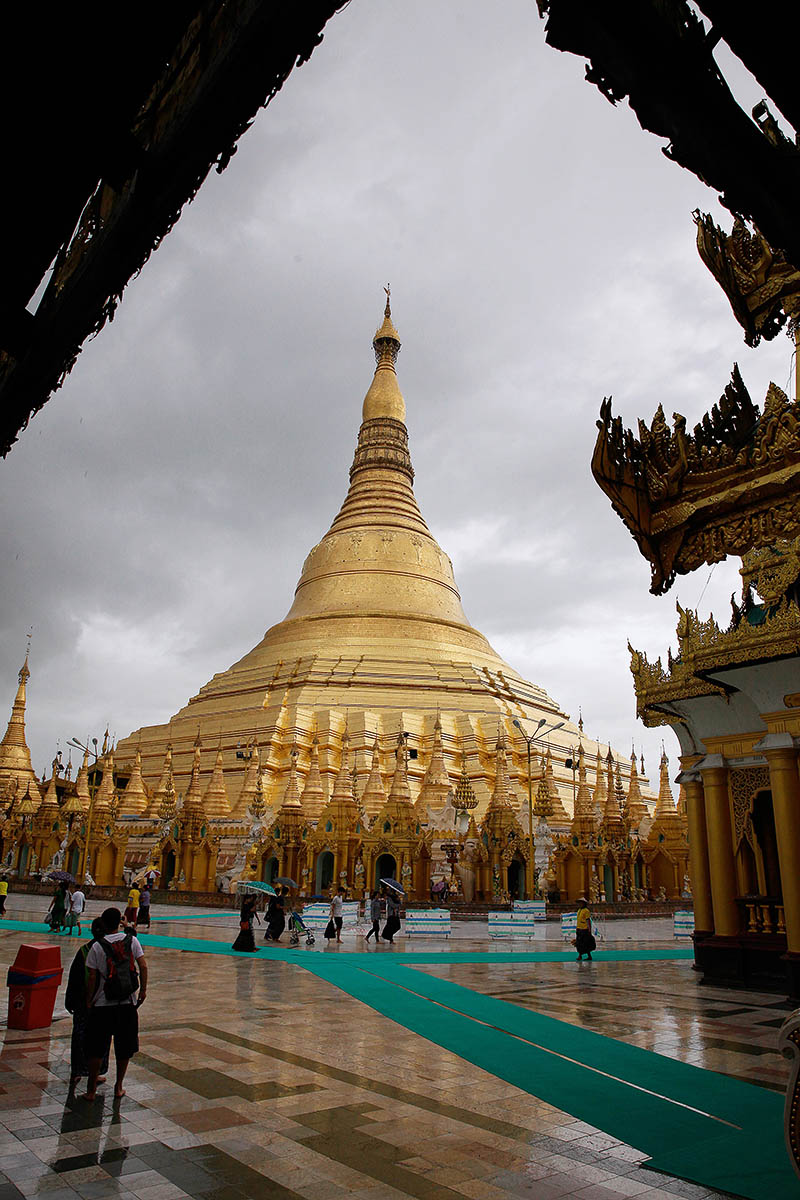 Tháp vàng Shwedagon là nơi tôn nghiêm và tâm linh nhất của người dân Myanmar. Thân và ngọn tháp dát vàng ròng. Trong khi đỉnh tháp cũng được gắn hàng nghìn viên kim cương, hồng ngọc, bích ngọc và lục lạc vàng. Đáng chú ý nhất, trên đỉnh tháp cao chót vót rực sáng bởi viên kim cương 76 carat. Theo ước tính, ngôi chùa được dát tổng khối lượng vàng tới 90 tấn.