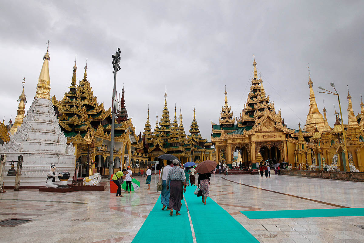 Là biểu tượng vàng của đất nước Myanmar, Shwedagon có tuổi đời hơn 2.500 năm, tương truyền nó ra đời trước khi Đức Phật Thích Ca qua đời