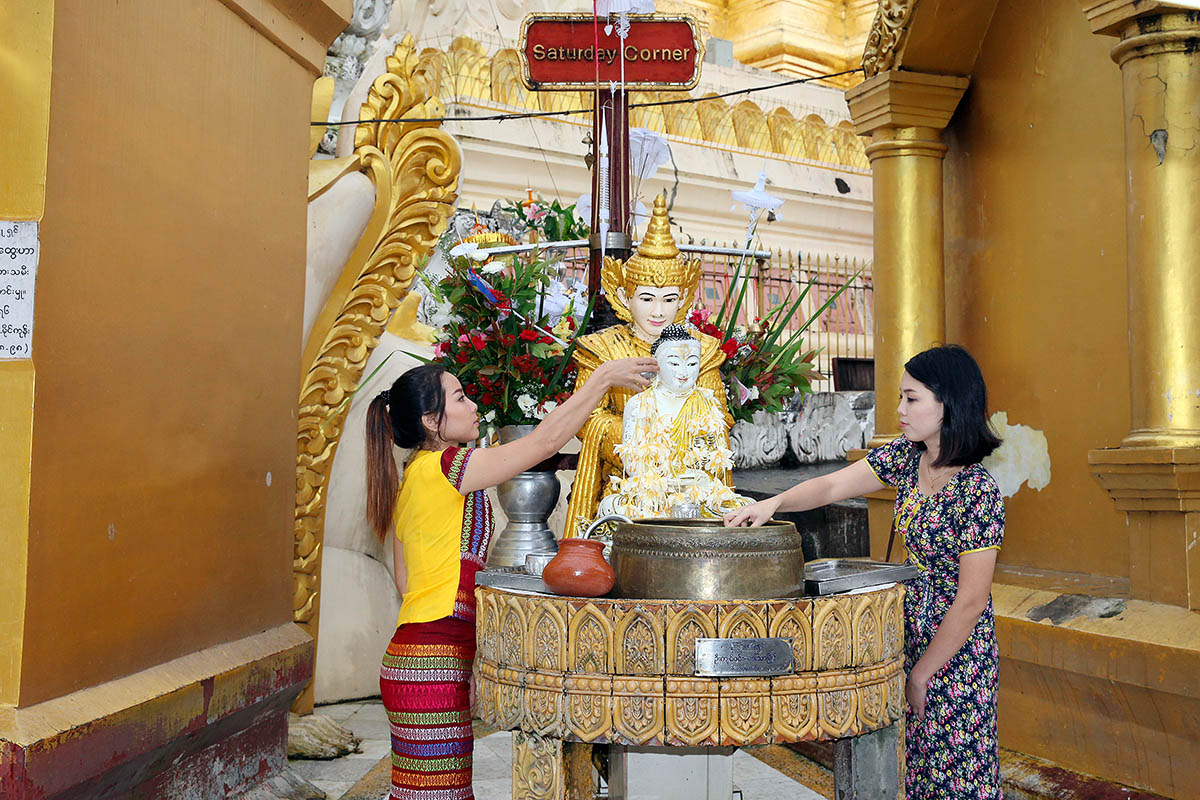 Những người có sinh nhật trùng vào ngày đó tới tưới nước tắm cho tượng Phật