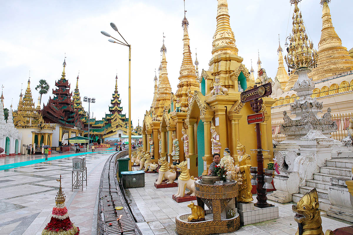 Người Myanma thường đi vòng quanh tháp theo chiều quay của kim đồng hồ. Trong chùa có 7 bồn nước tương ứng với 7 hành tinh và với 7 ngày trong tuần