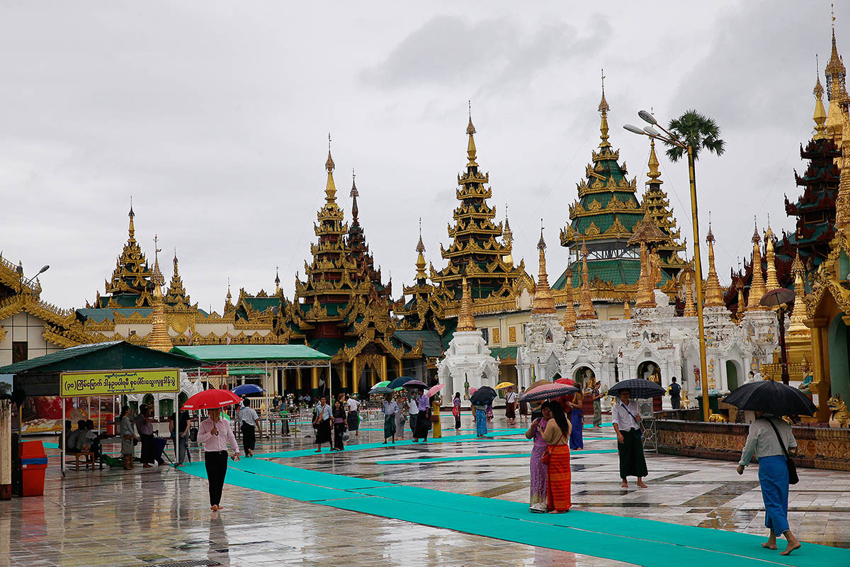 Trước khi bước vào bên trong chùa chiền ở Myanmar, các tín đồ Phật giáo và khách du lịch phải tháo giày, dép, vớ và chỉ được đi chân đất