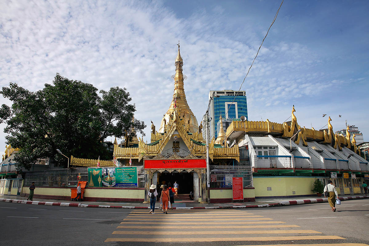Ngôi chùa có chiều cao chừng khoảng gần năm mưới mét, có mái vòm mạ vàng và một chóp tháp màu vàng.
