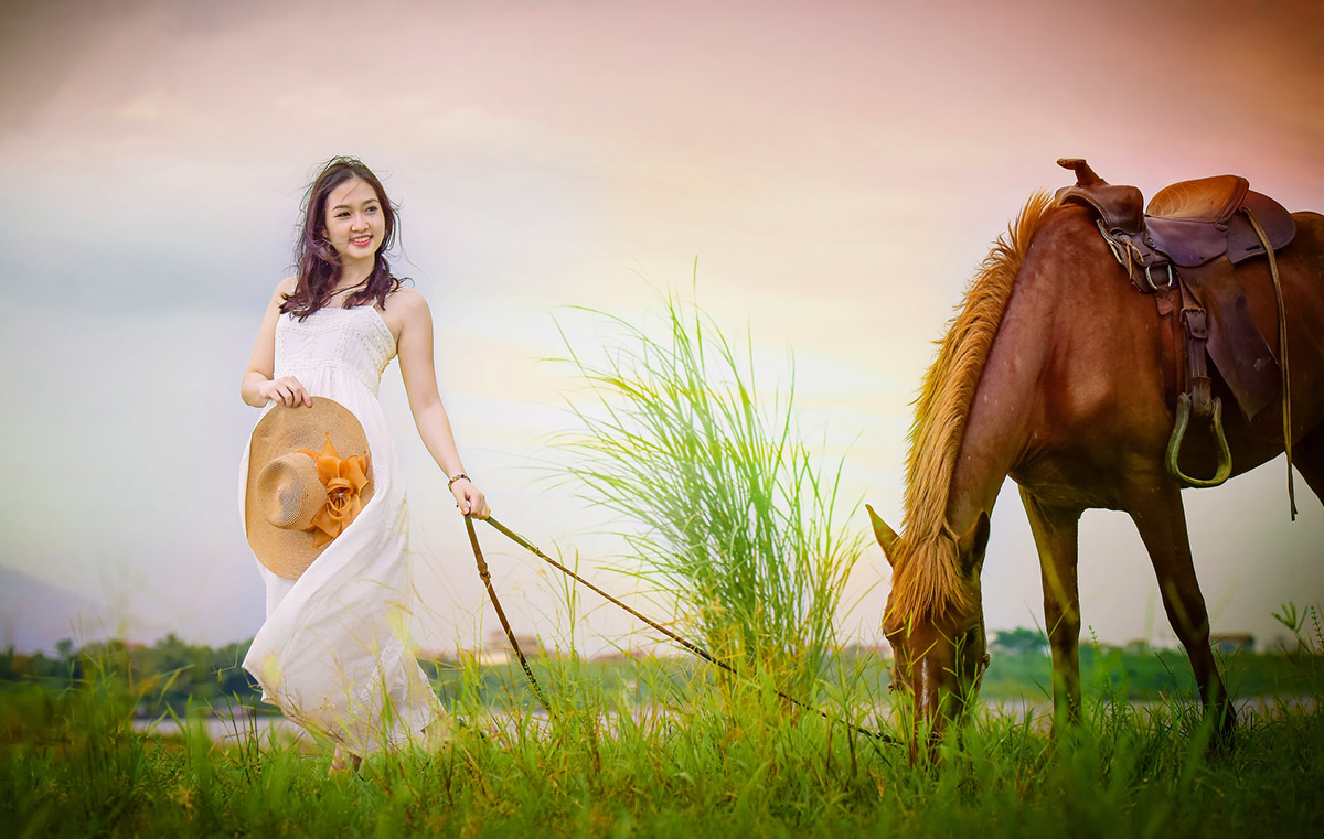 Mỗi khi rảnh rỗi, cô thích xem và bàn luận cùng bố và anh trai