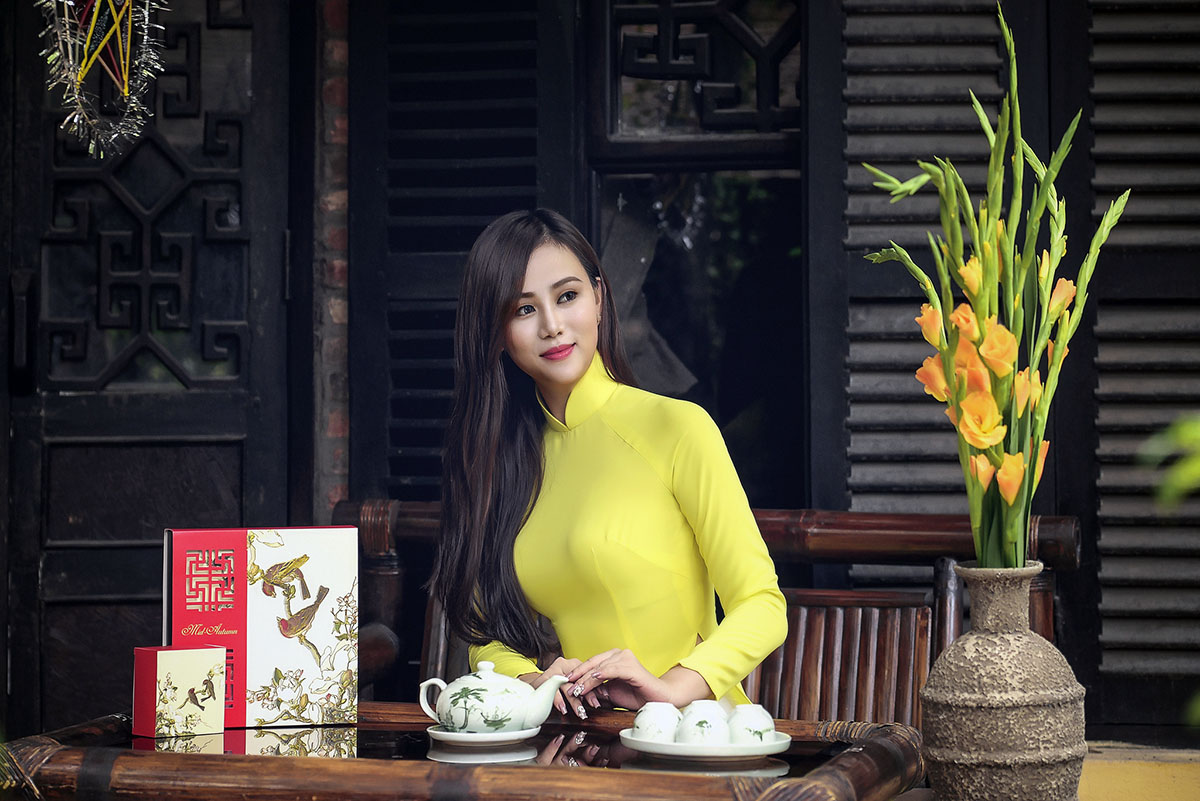 Mái tóc dài óng ả càng làm tăng thêm sức hấp dẫn cho tà áo mềm mại.