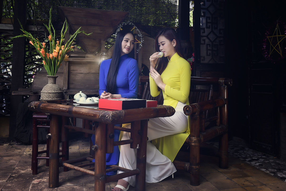Vẻ dịu dàng mang đậm phong cách truyền thống của 2 thiếu nữ hòa quện với khung cảnh cổ xưa thật đẹp.
