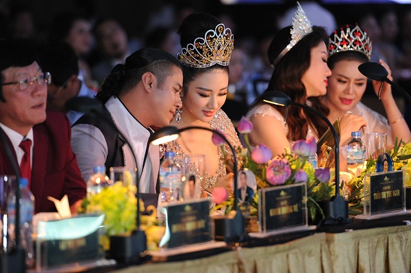 Ca sĩ Kasim Hoàng Vũ và Hoa hậu Trần Thị Thu Ngân đồng thời là thành viên ban giám khảo cuộc thi Tiếng hát  doanh nhân Sen vàng