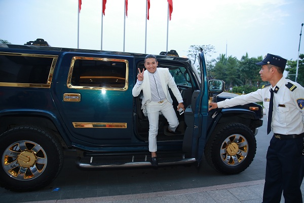 Kasim Hoàng Vũ gây ấn tượng khi bước xuống từ chiếc xe Rolls-Royce Phantom rồng mạ vàng 50 tỷ 