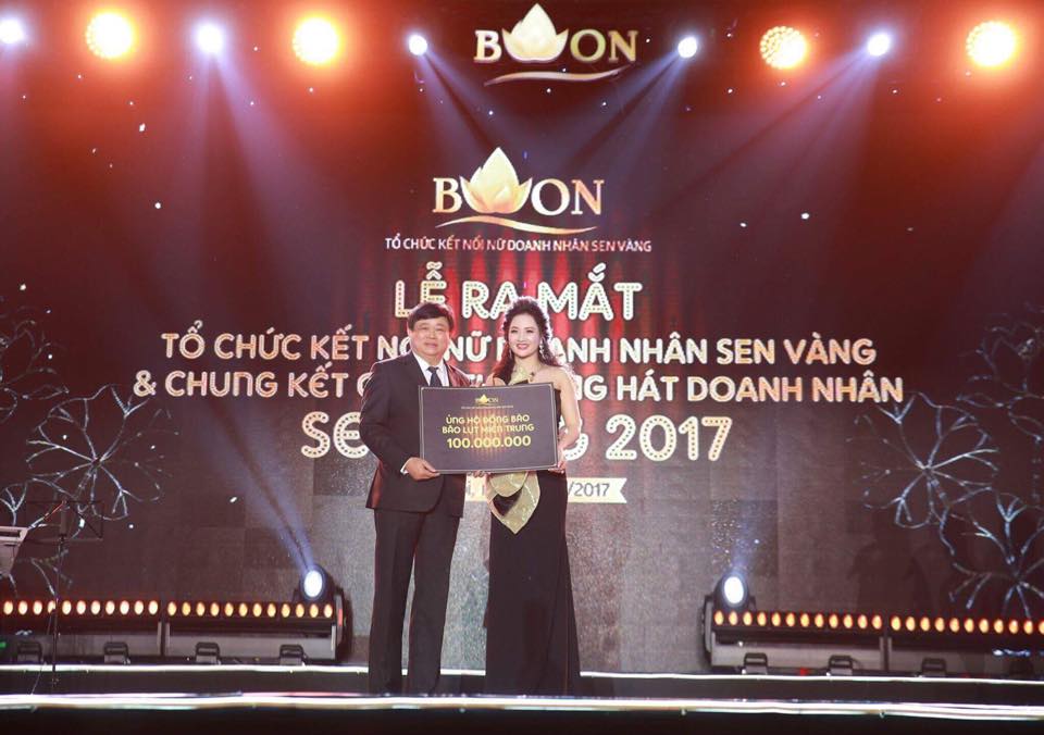 Bà Lê Thị Hoà chủ tịch BWON VIỆT NAM trao 100 triệu cho ông Nguyễn Thế Kỷ đồng hành cứu trợ lũ lụt miền trung