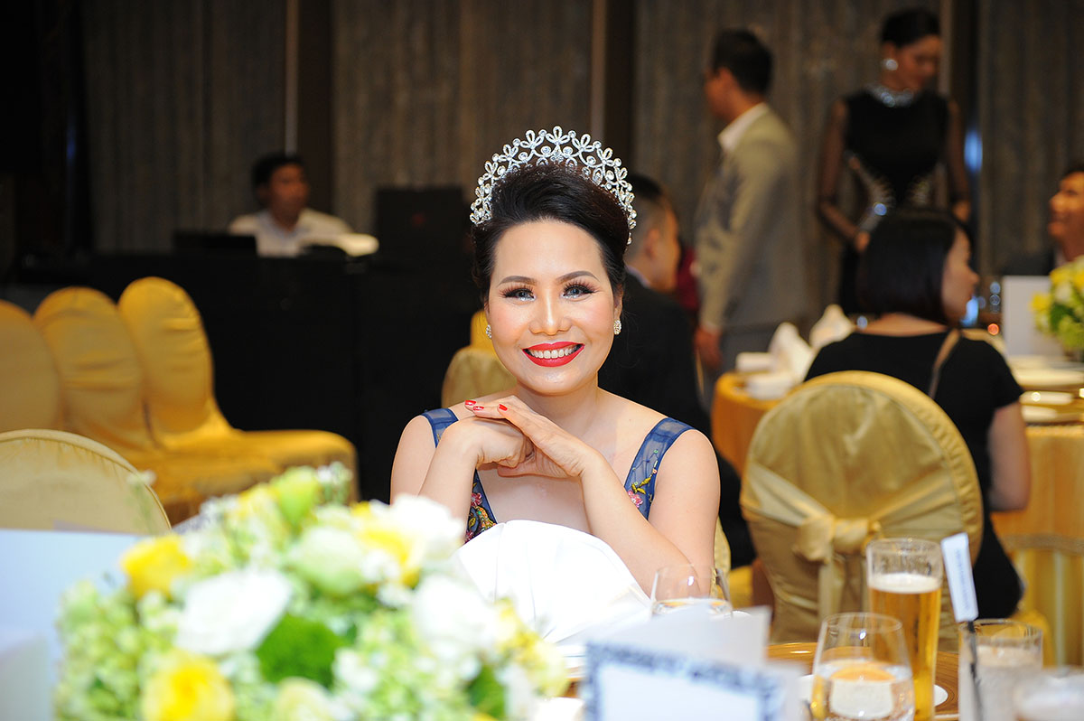 Với gương mặt đẹp tự nhiên  phúc hậu và nụ cười toả nắng, nữ hoàng Kim Chi đã hoàn toàn chinh phục mọi ánh nhìn. 