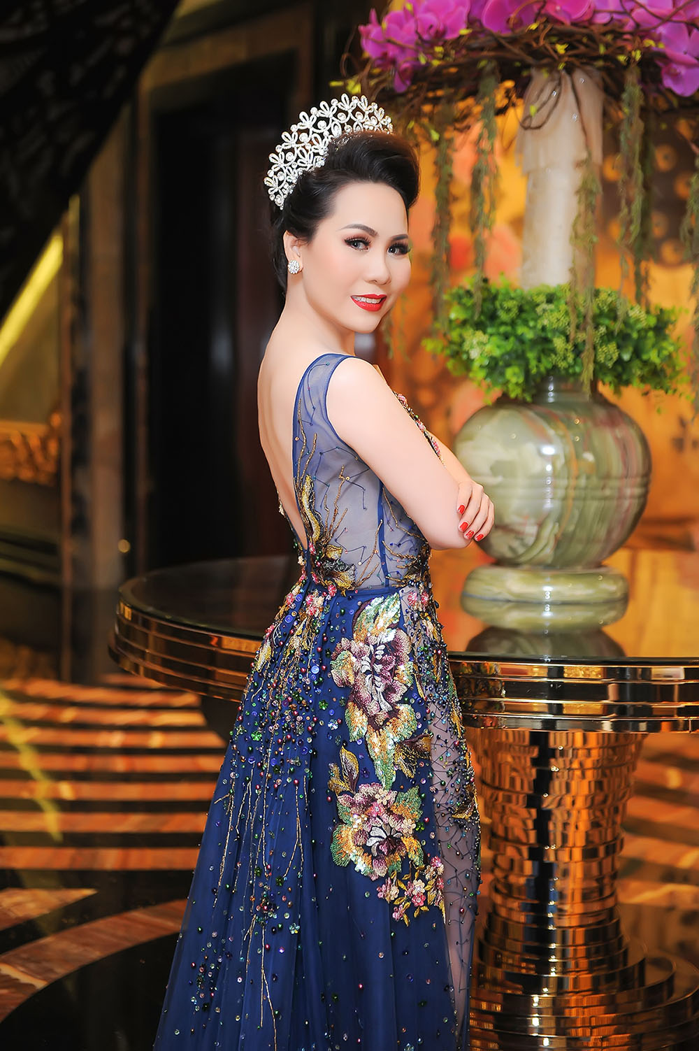 Nữ hoàng doanh nhân Kim Chi trở nên mạnh mẽ, quyền lực và kiêu sa trong chiếc váy xanh mong manh, đẹp ngọt ngào quyến rũ huyền bí. 