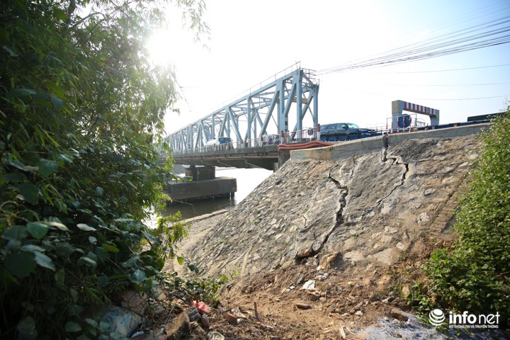 Khoảng hơn 2 tháng nay, những vết nứt chằng chịt xuất hiện tại phía Bắc chân cầu Đuống (Yên Viên, Gia Lâm, Hà Nội) khiến người dân sợ hãi.