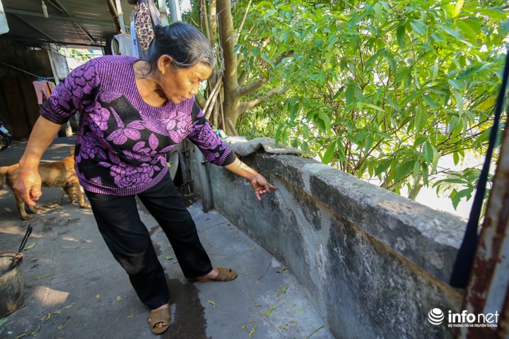 Bà Trương Thị Vĩnh (Tổ Đuống 2, Gia Lâm, Hà Nội) cho biết, trước đó, nhà bà cũng có một vết nứt nhưng chỉ là nứt chân chim nhẹ ở trong sân. Sau trận mưa ngày 3/10 vừa qua thì nết nứt lớn thế này mới xuất hiện.