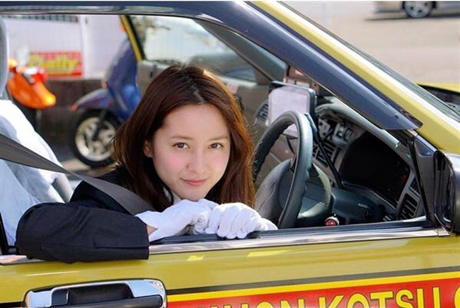 Dù là người mẫu nổi tiếng song Ikuta vẫn gắn bó với công việc lái xe taxi. Trên mạng xã hội, fan của cô thậm chí từng bình luận hài hước rằng, hãng xe của Ikuta luôn đông khách vì ai cũng muốn có dịp được 