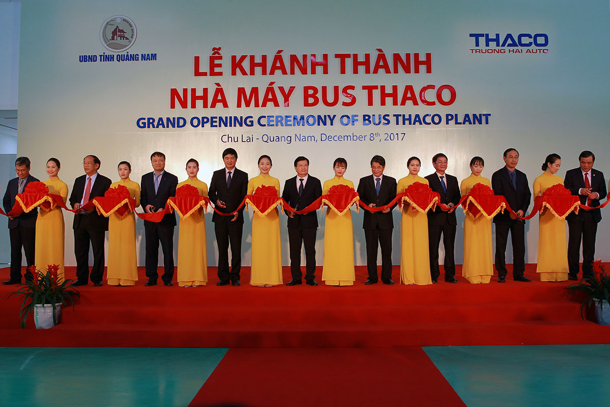 Cắt băng khánh thành nhà máy xe bus lớn nhất Đông Nam Á. Ảnh: Chí Cường
