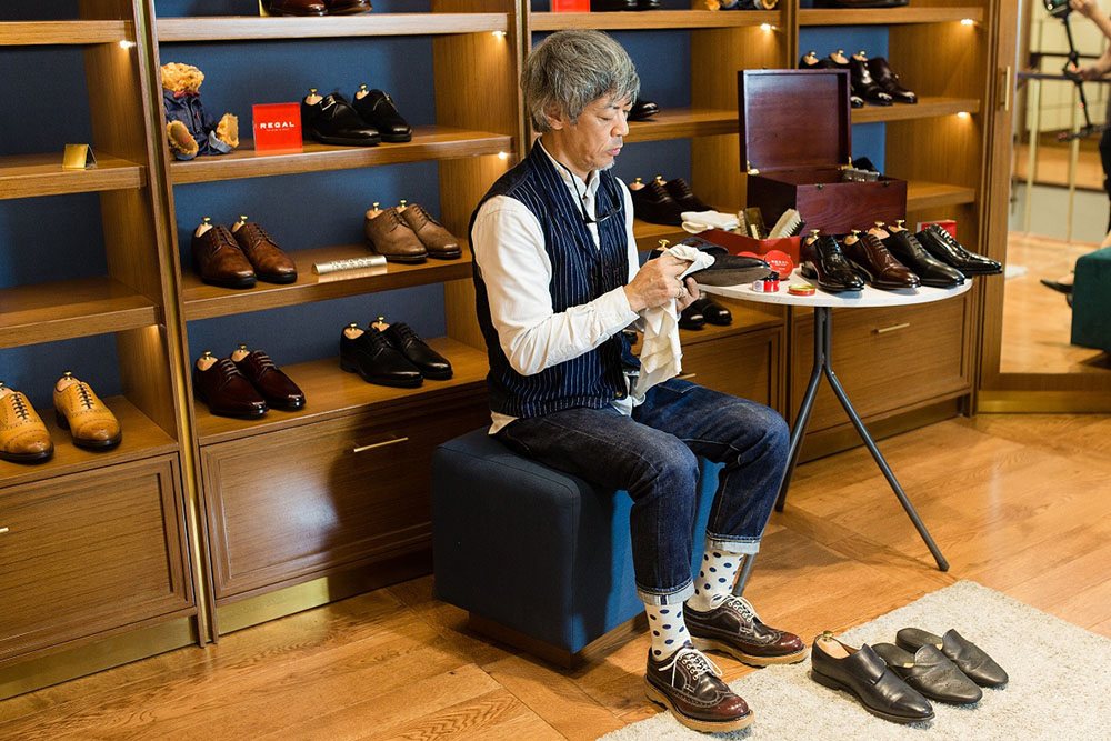 Ông Takahashi chăm sóc giày cho khách hàng