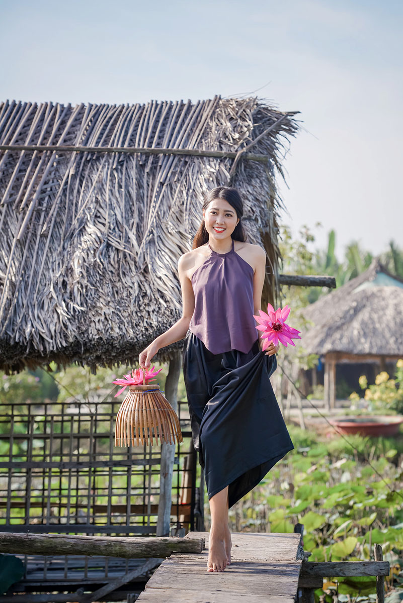 Ngoài áo dài, áo bà ba, váy thì trang phục được thiếu nữ Việt yêu thích khi chụp với sen chính là áo yếm. 