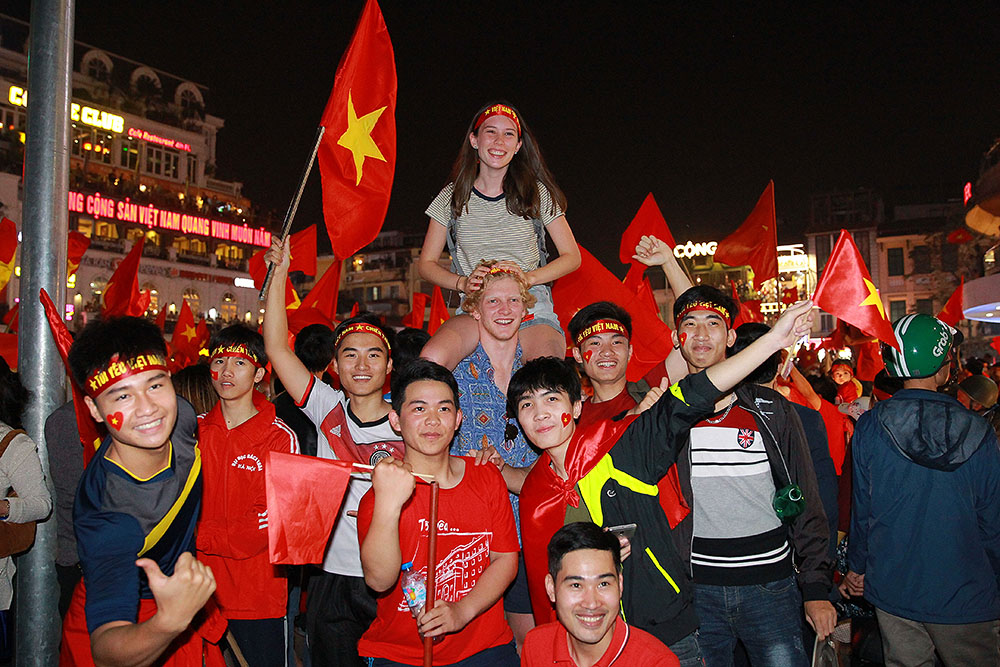 Bạn bè nước ngoài cùng chung vui với giới trẻ Việt Nam