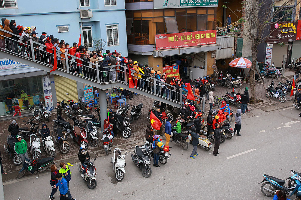 Hàng chục ngàn người đứng chờ vài tiếng trước khi đoàn đi qua