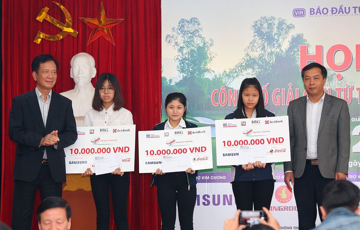 Tổng biên tập Lê Trọng Minh cùng nguyên Bộ trưởng Bộ Kế hoạch và Đầu tư Võ Hồng Phúc trao các suất học bổng cho 3 em sinh viên có thành tích học tập tốt