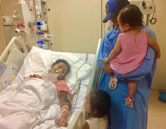Anh Trần Quyết đưa hai con vào thăm mẹ đang điều trị trong bệnh viện. Ảnh: Thiên Chương.