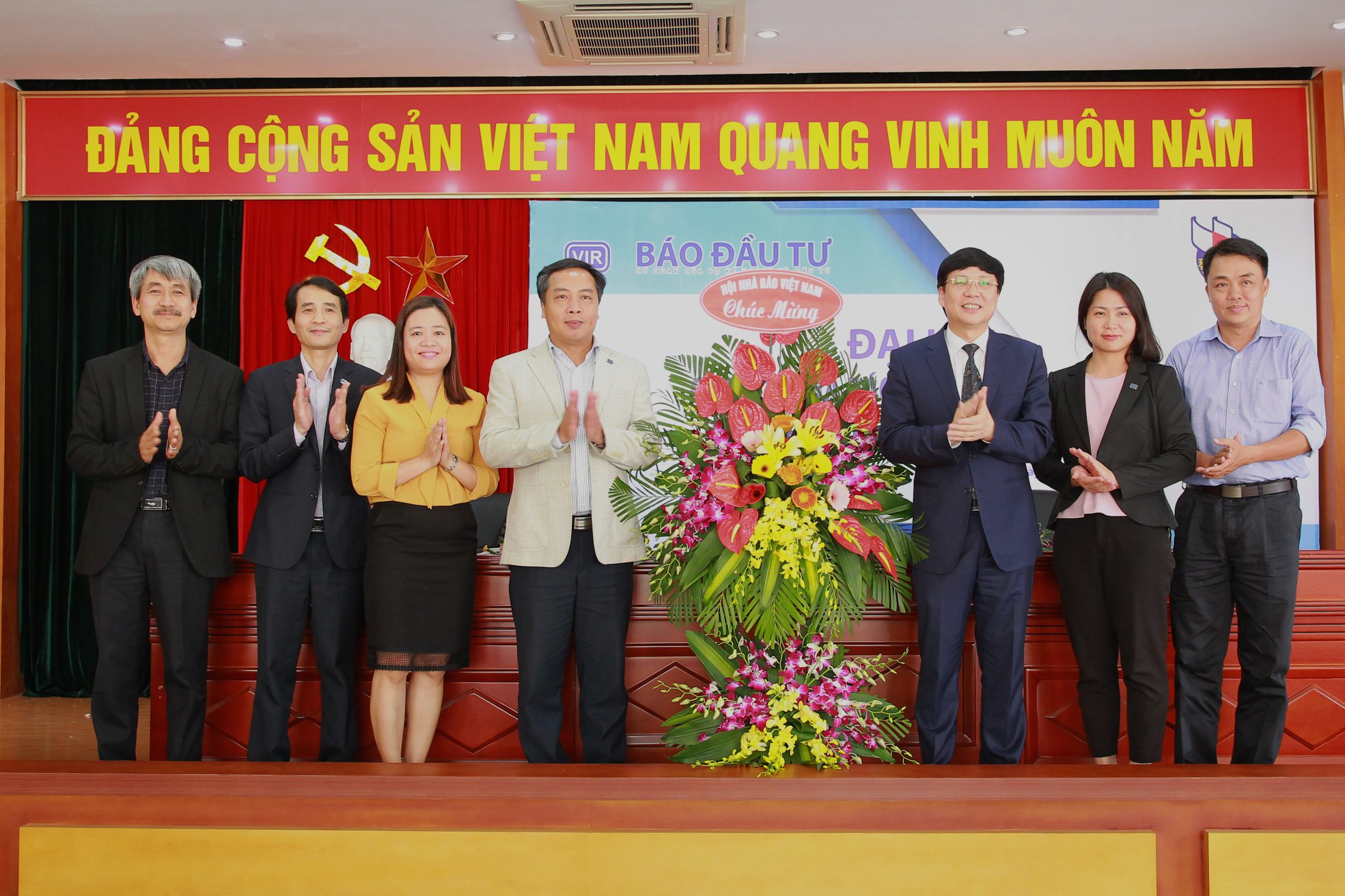 Nhà báo Hồ Quang Lợi thay mặt Hội Nhà báo Việt Nam chúc mừng những thành công mà Chi hội Nhà báo Báo Đầu tư đã đạt được trong nhiệm kỳ vừa qua (Ảnh: Chí Cường)