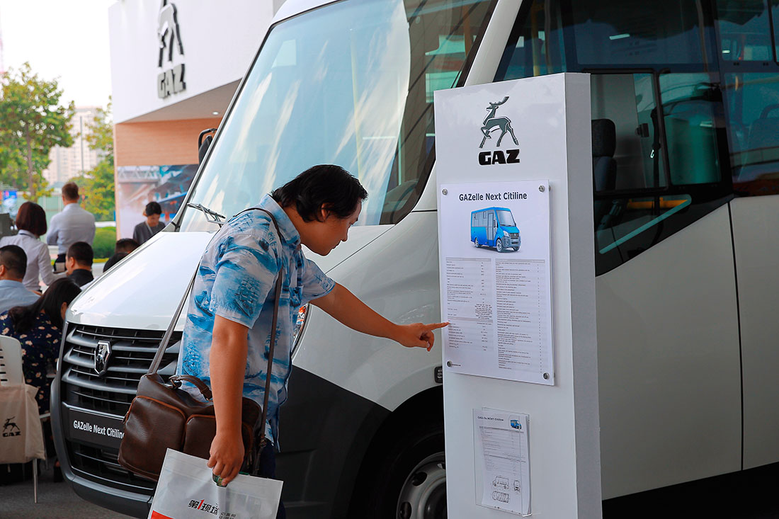 Một khách hàng đang đọc thông tin về gồm xe buýt 19 chỗ ngồi GAZelle NEXT Citiline tại Vietnam AutoExpo 2018. Ảnh: Chí Cường