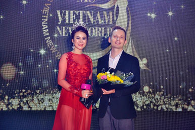 Hoa hậu Mỹ Vân tặng hoa cho đại diện SOHY và gửi lời cảm ơn đến SOHY đã hết lòng hỗ trợ để Ms Vietnam New World có một buổi họp báo thành công và hoành tráng.