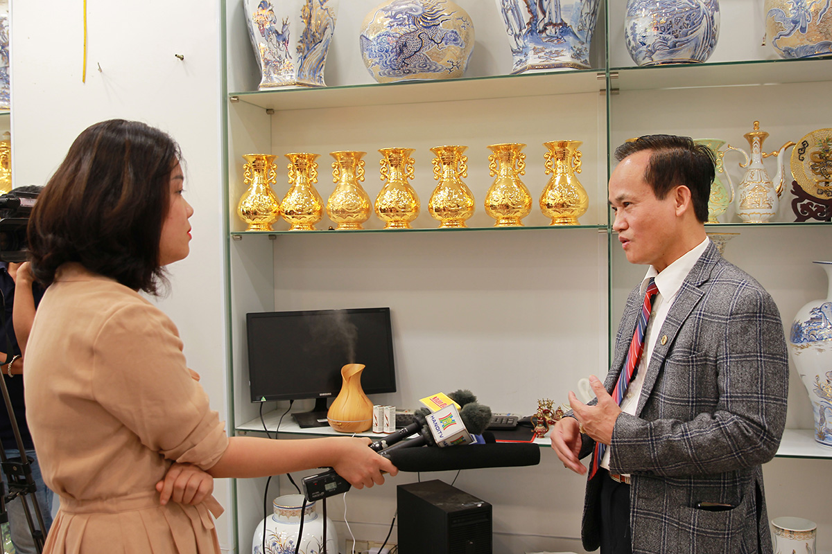 Ông giới thiệu đôi nét về công nghệ sản xuất gốm sứ tâm linh NASON