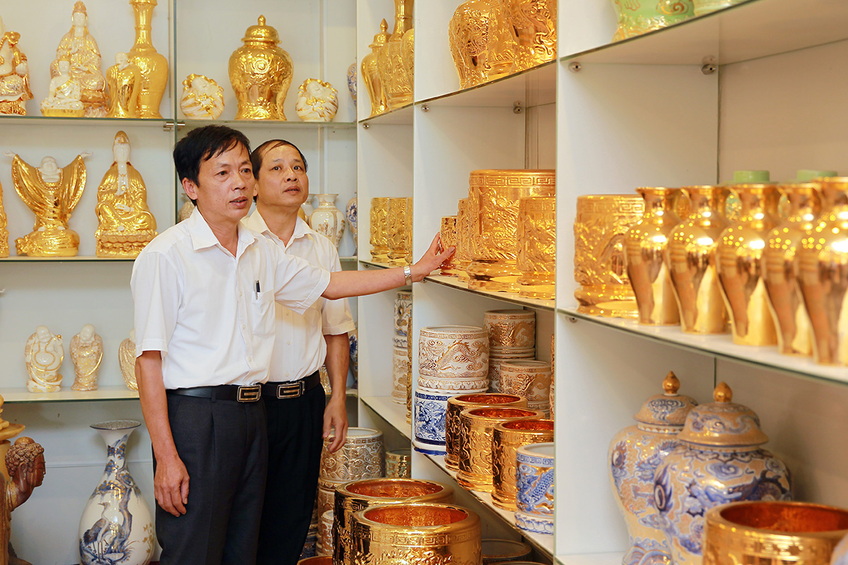 mà còn là sản phẩn được kết tinh từ trên 80% là ngọc thạch anh (Sio2) và hầu hết được bọc vàng thật nguyên chất được nhập khẩu từ châu Âu!