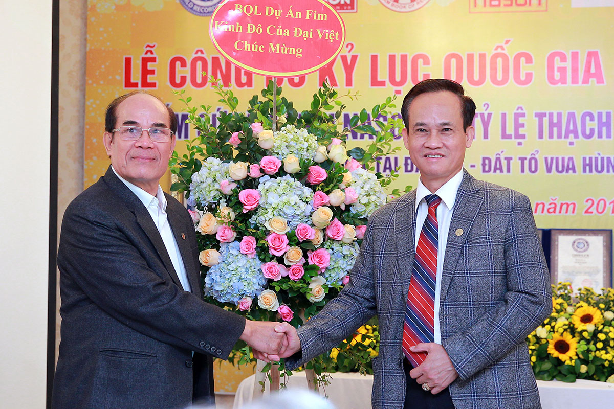 Các bạn hàng và lãnh đạo địa phương quê nhà chia vui doanh nhân Lê Duy Hảo