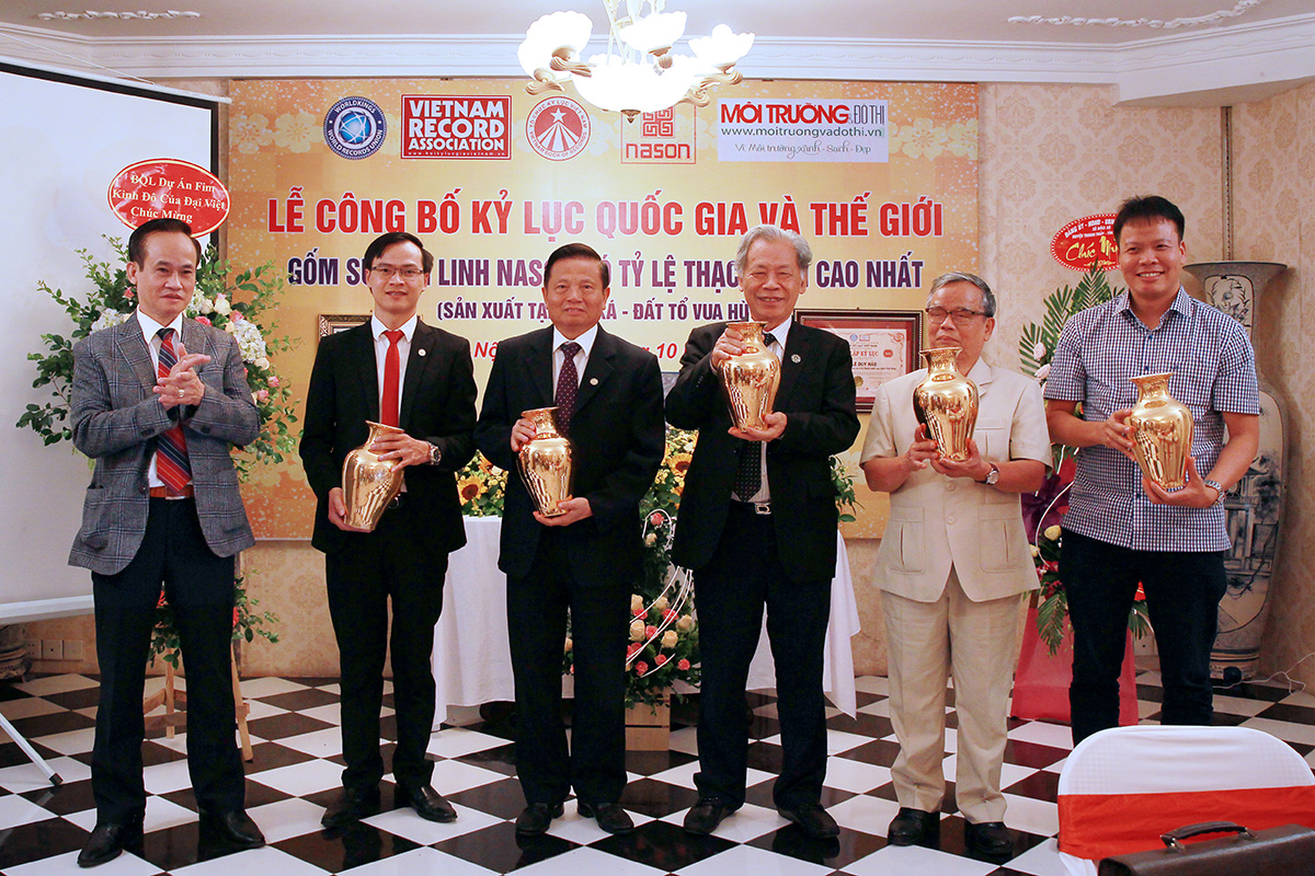 doanh nhân Lê Duy Hảo tặng quà lưu niệm.
