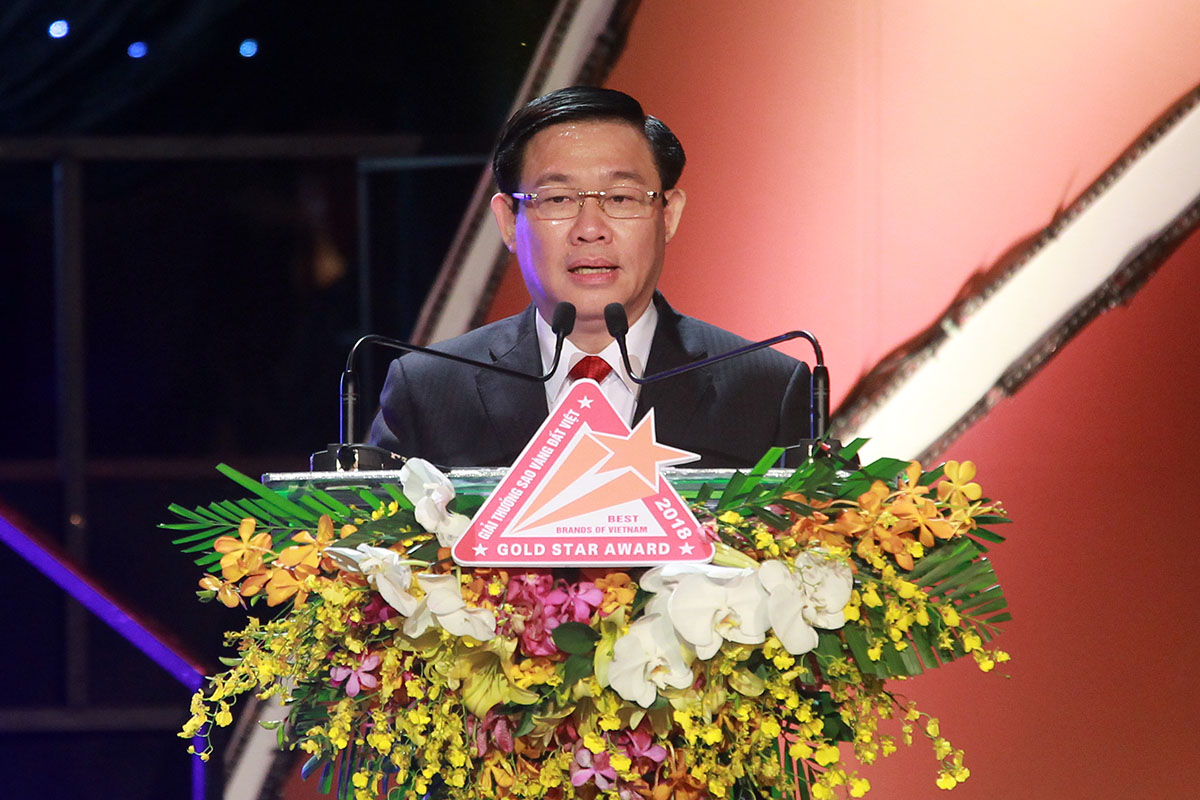 Thay mặt Chính phủ, Ban Chỉ  đạo Trung ương về đổi mới và phát triển doanh nghiệp, Phó Thủ tướng Chính phủ Vương Đình Huệ chúc mừng 200 doanh nghiệp tiêu biểu nhận Giải thưởng Sao Vàng đất Việt 2018
